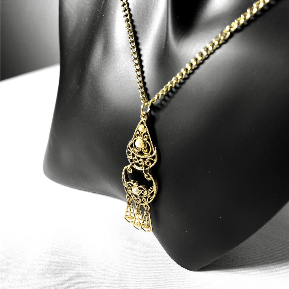 Bronze tone pendant necklace with faux pearls - Picture 2 of 6